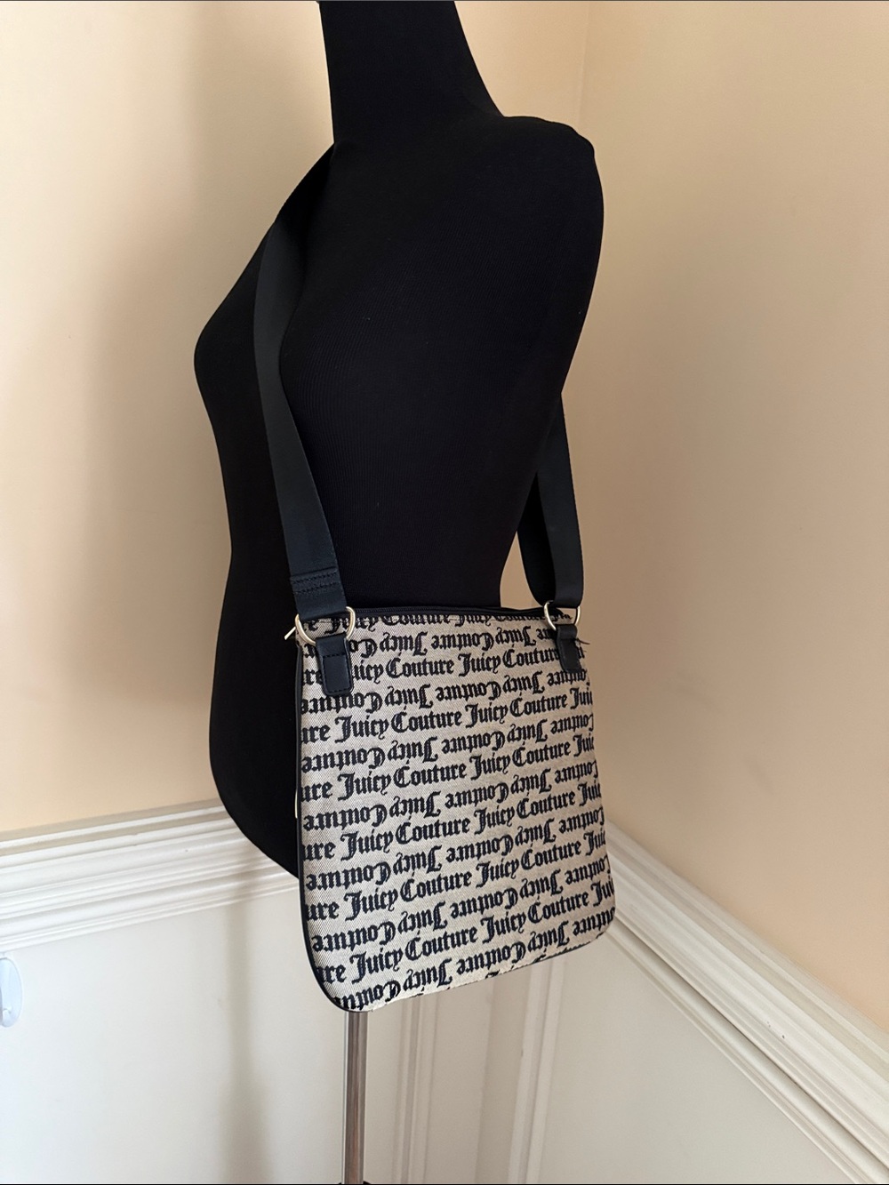 Juicy Couture Black & Cream Logo Crossbody Pouch - Picture 3 of 10